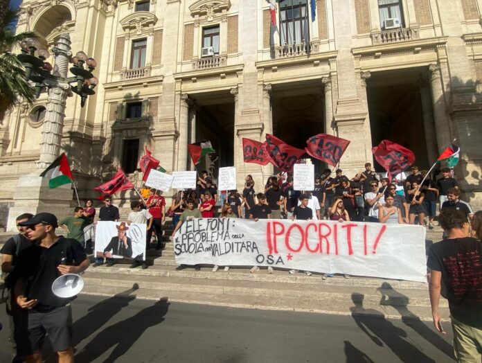video-|-contro-il-divieto-dei-cellulari-a-scuola-e-come-i-“camalli”:-studenti-in-protesta-al-miur