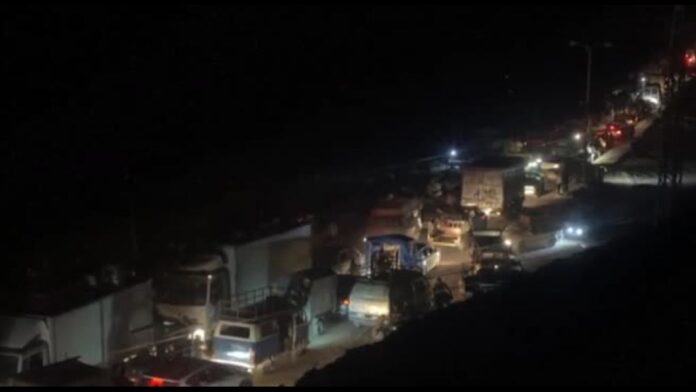 migliaia-di-abitanti-di-gaza-in-coda-per-ore-sulla-strada-costiera