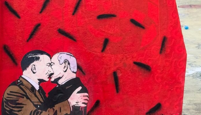 netanyahu-bacia-hitler:-il-murales-di-laika-ricompare-a-barcellona-“dopo-la-censura-in-italia”