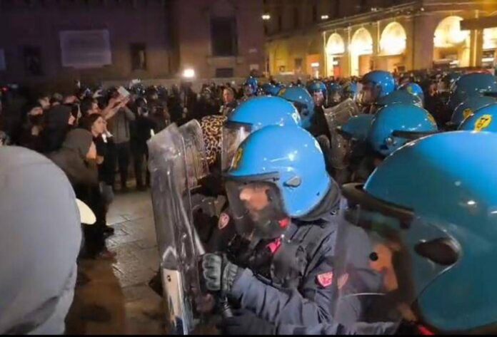 bologna,-tensione-durante-manifestazione-giovani-palestinesi:-idranti-e-cariche-della-polizia
